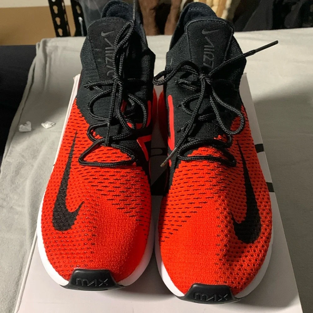 NIKE AIR MAX 270 FLYKNIT SIZE 10 MENS CHILE RED AND BLACK - Picture 1 of 9